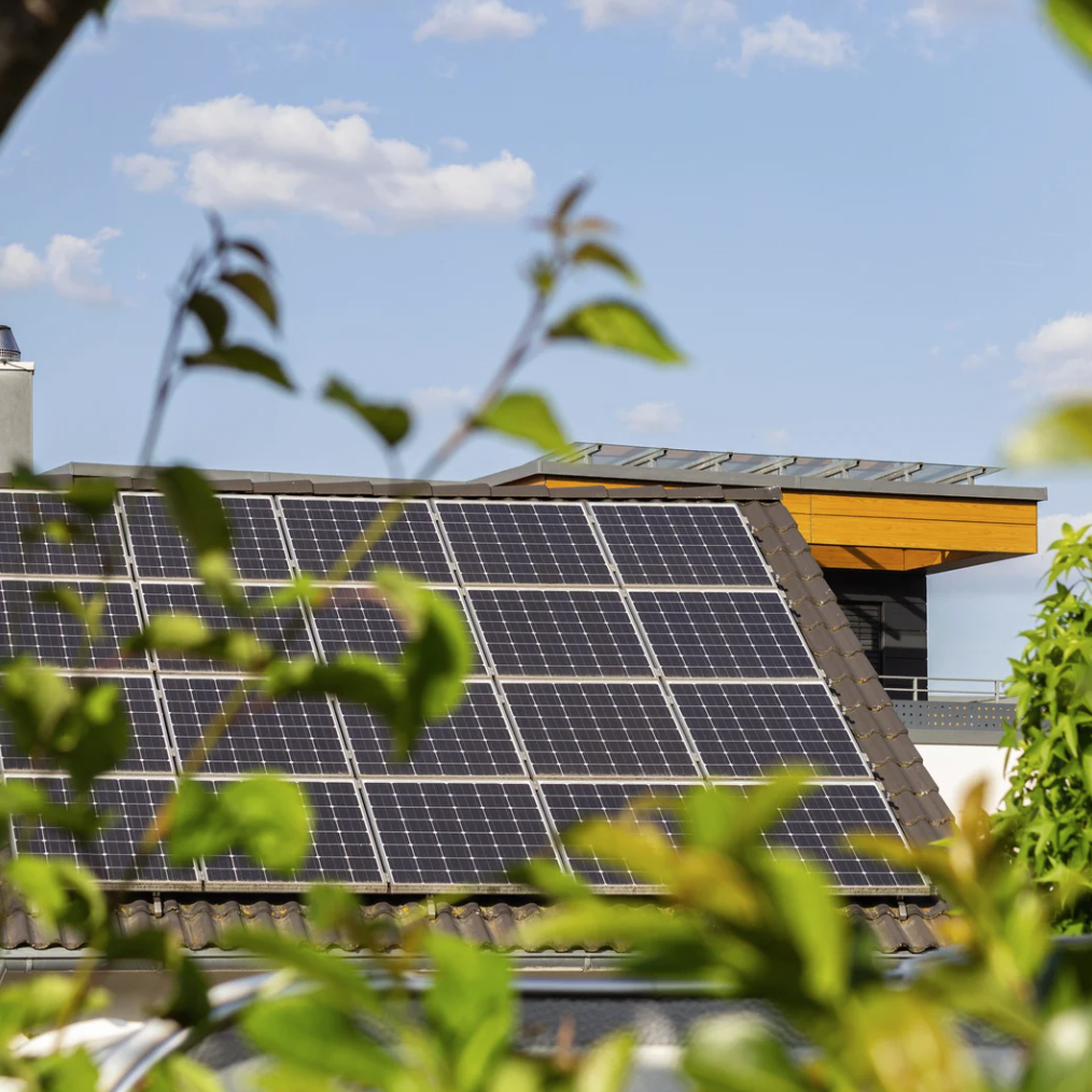 Zonnepanelen op een dak