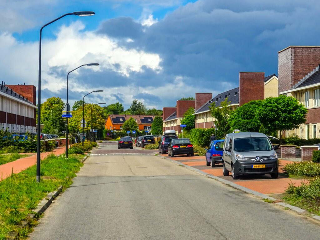 Straat in Noord-holland met baluwe lucht in woonwijk